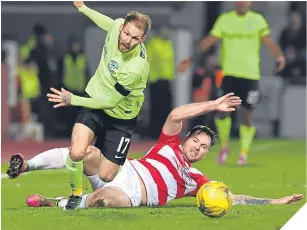  ??  ?? Hibernian’s Martin Boyle (left) scrambles past Andrew Kidd.