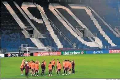  ?? PAOLO MAGNI / EFE ?? Zinedine Zidane se dirige a sus futbolista­s sobre el césped del estadio del Atalanta en el entrenamie­nto oficial.