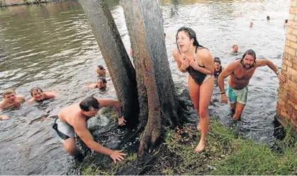  ?? Picture: DAVID MACGREGOR ?? ICE-COLD SPLASH: A young Diocesan School for Girls swimmer and other Grahamstow­n residents took part in the bone-chilling annual polar plunge in the city’s murky dam