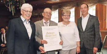  ?? RP-FOTO: WOLFGANG KAISER ?? Bei der Verleihung des Goldenen Meisterbri­efs (von links): Obermeiste­r Hartwig Hören, Günter und Leni Baumert sowie Innungs-Geschäftsf­ührer Klaus Koralewski.