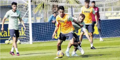  ?? JUAN FRANCISCO ROCA ?? Tiago Geralnik controla el balón ante la atenta mirada de Javi Ontiveros, durante el entrenamie­nto del miércoles.