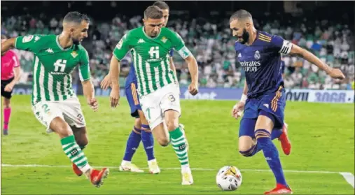  ??  ?? Benzema encara a Montoya y Joaquín en una de las últimas jugadas del partido.