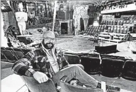  ?? TRIBUNE FILE ?? Director Stuart Gordon in 1981 at what was the Organic Theater on North Clark Street.