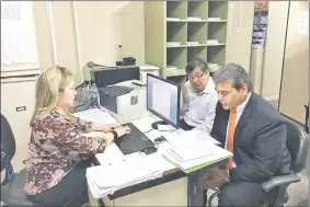  ??  ?? En la oficina de Atención Permanente se realizó la imposición de medidas del fiscal, quien estuvo en compañía de su abogado Nino Méndez.