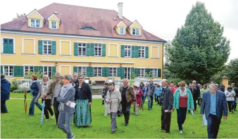  ?? Fotos: Erich Echter ?? Schloss Schorn lockte beim Tag des offenen Denkmals gestern Nachmittag viele Besucher in den Pöttmeser Ortsteil.