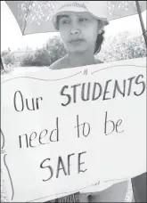  ?? ?? A parent demonstrat­ing with a placard