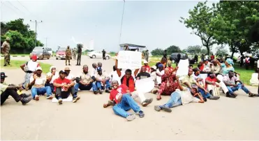  ??  ?? Members of organised Labour protest after being stopped by soldiers from picketing the Egbin Power Station at Ikorodu, Lagos on Wednesday. PHOTO: BENEDICT UWALAKA