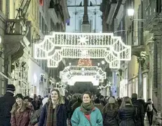  ?? (foto Lapresse) ?? Largo Goldoni Giornata di shopping ieri per molti romani