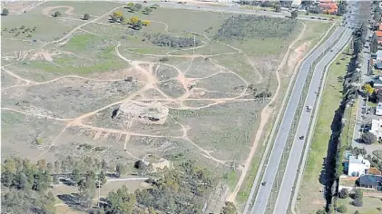  ??  ?? El parque. Está ubicado en uno de los ingresos a Bahía Blanca y quedó inmerso en una polémica.