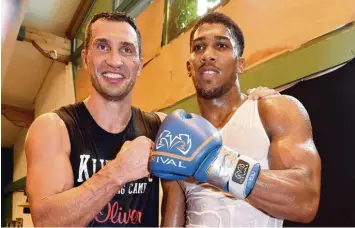  ?? Foto: Felix Hörhager, dpa ?? Wladimir Klitschko (links) bereitete sich 2014 beim „Stanglwirt“in Österreich auf einen WM Kampf vor. Einer seiner Trainings partner: Anthony Joshua (rechts). Inzwischen ist der eine im Ruhestand und der andere Weltmeiste­r.