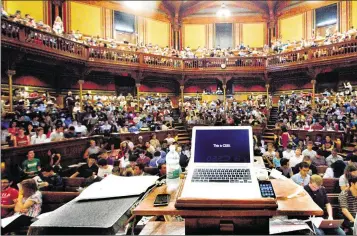  ?? JOSEPH ONG / FOR NEW YORK TIMES 2013 ?? Students gather in a lecture hall at Harvard University for the Computer Science 50 class in the fall of 2013. Last fall, more than 60 students in the class were referred to the university’s honor council, which reviews allegation­s of academic...