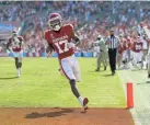  ?? BRYAN TERRY/THE OKLAHOMAN ?? OU's Marvin Mims (17) scores a touchdown in last season's win against Texas.