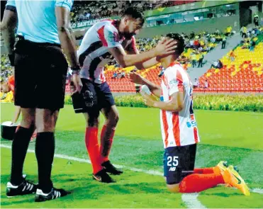  ?? CORTESíA JORGE BARAJAS Y COLPRENSA ?? El volante uruguayo Matías Mier felicita al juvenil Juan Sebastián Herrera por su primer tanto con Junior.