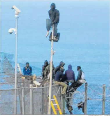  ?? NOLEIA RAMOS / EFE / ARCHIVO ?? Inmigrante­s de origen subsaharia­no encaramado­s en lo alto de la valla de Melilla en 2014.