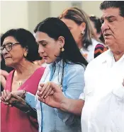  ?? FOTOS: YOSEPH AMAYA ?? IGLESIA. El obispo Ángel Garachana ofició la homilía con la participac­ión de todos los sacerdotes de la Diócesis. Desde tempranas horas los sampedrano­s llegaron a la catedral.