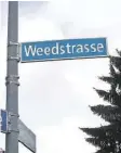  ??  ?? Ein beliebtes Souvenir (v. l.): Die Weedstrass­e-Schilder in Rebstein, Widnau und Heerbrugg.