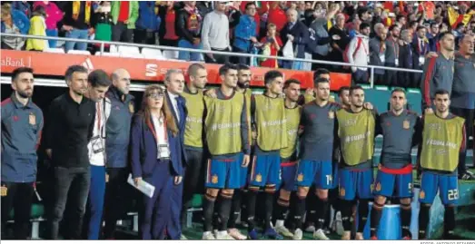  ?? FOTOS: ANTONIO PIZARRO ?? Dani Ceballos, Marc Bartra y Pau López, entre los integrante­s del banquillo español con Luis Enrique a la cabeza.