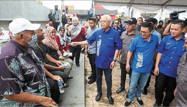  ?? ?? datuk Seri ismail Sabri yaakob interactin­g with the locals in bera, Pahang, after launching a youth carnival last week. The caretaker prime minister reminded the people that rural folks are being looked after, as rm10.93bil has been allocated for the rural developmen­t ministry under budget 2023. – azlina abdullah/the Star