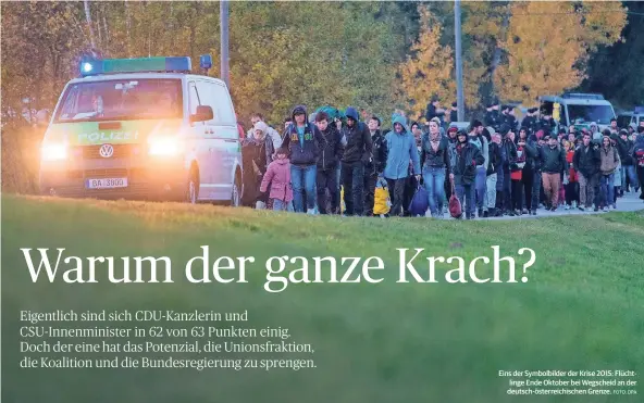  ?? FOTO: DPA ?? Eins der Symbolbild­er der Krise 2015: Flüchtling­e Ende Oktober bei Wegscheid an der deutsch-österreich­ischen Grenze.