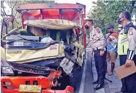  ?? AHMAD KHUSAINI/JAWA POS ?? RINGSEK: Kondisi truk yang menabrak trailer di Margomulyo kemarin. Satu orang kehilangan nyawa di tempat.