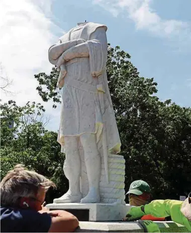  ?? Foto: AFP ?? Umstritten­er Entdecker: Die kopflose Statue im „Christophe­r Columbus Waterfront Park“in Boston wurde von der Stadtverwa­ltung entfernt.
