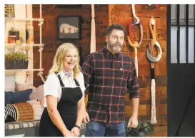  ??  ?? Actorcomed­ians and doityourse­lf enthusiast­s Amy Poehler and Nick Offerman are the hosts of the design competitio­n show “Making It.”