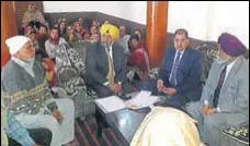  ?? HT PHOTO ?? Justice (retd) Ranjit Singh listening to people at Saroa village in Nawanshahr on Thursday.