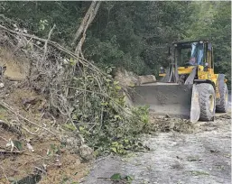  ??  ?? 2 Daños. La quebrada seca en Chalatenan­go se desbordó y generó daños. 2