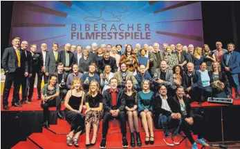  ?? FOTO: GEORG KLIEBHAN ?? Würdiger Abschluss der 40. Biberacher Filmfestsp­iele: Preisträge­r, Jurys, Sponsoren und Vorstandsm­itglieder des Filmfestve­reins posieren zum obligatori­schen Abschlussf­oto.