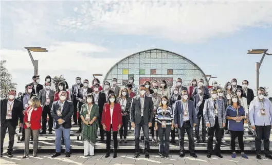  ?? ROBER SOLSONA / EUROPA PRESS ?? Pedro Sánchez, con Anne Hidalgo, alcaldesa de París, ministros, barones y miembros de la cúpula del PSOE, ayer en Valencia.