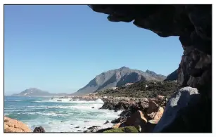  ?? PICTURE: JEAN DA CRUZ ?? View from Sunnyseas side of Betty’s Bay towards Main beach.