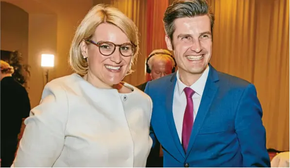  ?? Foto: Peter Fastl ?? Zwei für die Stichwahl: Die Augsburger OB-Kandidaten Eva Weber (CSU) und Dirk Wurm (SPD).
