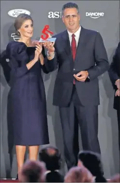  ??  ?? RECONOCIMI­ENTO. Indurain recibió su trofeo de manos de la Reina.