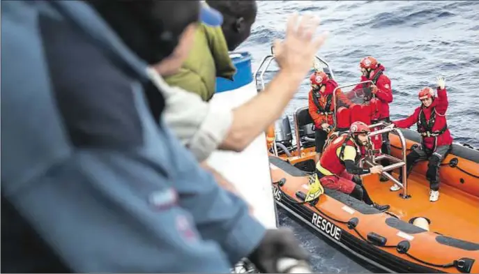  ?? Proactiva Open Arms ?? Miembros de Proactiva Open Arms, con una lancha, saludando a los inmigrante­s rescatados del mar, por el pesquero Nuestra Madre Loreto