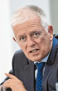  ?? Foto: M. Gambarini, dpa ?? Der Grüne und der Diesel: Stuttgarts Oberbürger­meister Fritz Kuhn investiert massiv in den Nahverkehr und sieht Fahrverbot­e dennoch skeptisch.