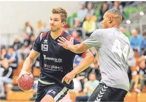  ?? FOTO: VOSKRESENS­KYI ?? Handball-Regionalli­gist OSC Rheinhause­n – hier David Kryzun am Ball – spielte zuletzt vor Zuschauern. Das dürfte sich nun ändern.