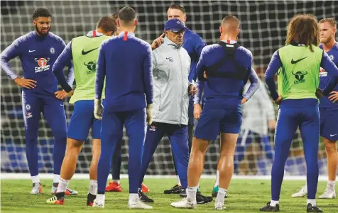  ?? Rex Features ?? Chelsea manager Maurizio Sarri chats with the team during a pre-season training in Perth, Australia. The new manager has now been with the team for just two and a half weeks.