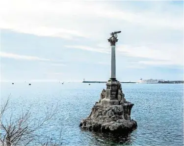  ??  ?? Il primo conflitto con reporter al seguito Sopra, monumento alle navi affondate durante l’assedio di Sebastopol­i (Crimea 9/10/1854-11/9/1855). Si affrontaro­no l’Impero Russo (che perse) da un lato e Francia, Regno Unito di Gran Bretagna, Impero...