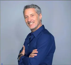  ??  ?? Antoine de Caunes : « Certes, c’est un vrai enjeu d’avoir un César, mais je trouve cela au fond assez absurde d’établir un classement dans une discipline artistique ».