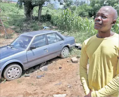  ?? PICTURE: S’BONELO NGCOBO ?? SHOCKED: Ernest Phiri is the mechanic of the car in which two pre-school children died in KZN.