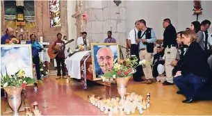  ?? ?? LA GOBERNADOR­A Maru Campos acudió a la ceremonia religiosa en la que se despidió a los sacerdotes