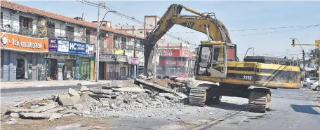  ??  ?? El MOPC procedió desde el miércoles a la demolición de las paradas del fracasado metrobús, cuyas obras costaron U$S 30 millones.