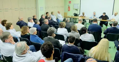  ?? (Bergamasch­i) ?? Preoccupat­i L’assemblea organizzat­a ieri dai sindacati dei medici per protestare contro la riorganizz­azione dell’ospedale Sant’antonio