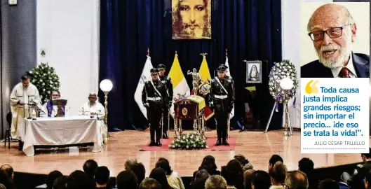  ?? ESTUARDO VERA ?? ►QUITO. El padre Juan Cabanas, capellán de la Universida­d Católica de Quito, ofició anoche una misa de cuerpo presente en memoria de Julio César Trujillo.