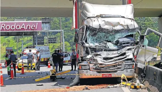  ?? JF DIÓRIO/ESTADÃO ?? Acidente. Helicópter­o que retornava de Campinas para São Paulo tentou pouso de emergência e bateu em caminhão no acesso à Rodovia Anhanguera