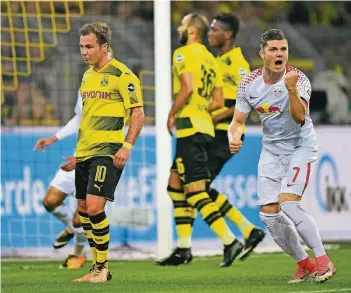  ?? FOTOS: AP ?? Gegensätze: Leipzigs Marcel Sabitzer ballt nach seinem Kopfballtr­effer zum 1:1 die Faust. Mario Götze, der den Österreich­er nicht stören konnte, blickt enttäuscht zu Boden.