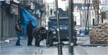  ??  ?? Le conflit entre les forces de l’ordre et les militants kurdes s’est installé dans le coeur même des villes du sud-est de la Turquie, comme à Diyarbakir (ci-contre) et à Sirnak (ci-dessous), respective­ment en janvier et mars 2016.