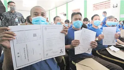  ?? PHOTOGRAPH BY BOB DUNGO JR. FOR THE DAILY TRIBUNE @tribunephl_bob ?? Proud graduates Persons deprived of liberty display their skills and livelihood certificat­es in Manila after completing the training that would allow them to be productive citizens in rejoining society.
All ports of the BoC exceeded their respective collection targets, a first for the bureau.