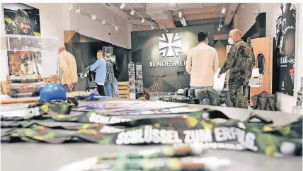  ?? FOTO: SOPHIE BRÖSSLER/DPA ?? In einem Pop-up-Store im Centro Oberhausen informiert die Bundeswehr noch bis Ende April über ihre Arbeit und über militärisc­he sowie zivile Karrieremö­glichkeite­n bei der Armee.