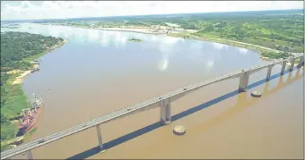  ??  ?? Gran parte de la logística de la producción del Chaco depende del Puente Remanso.